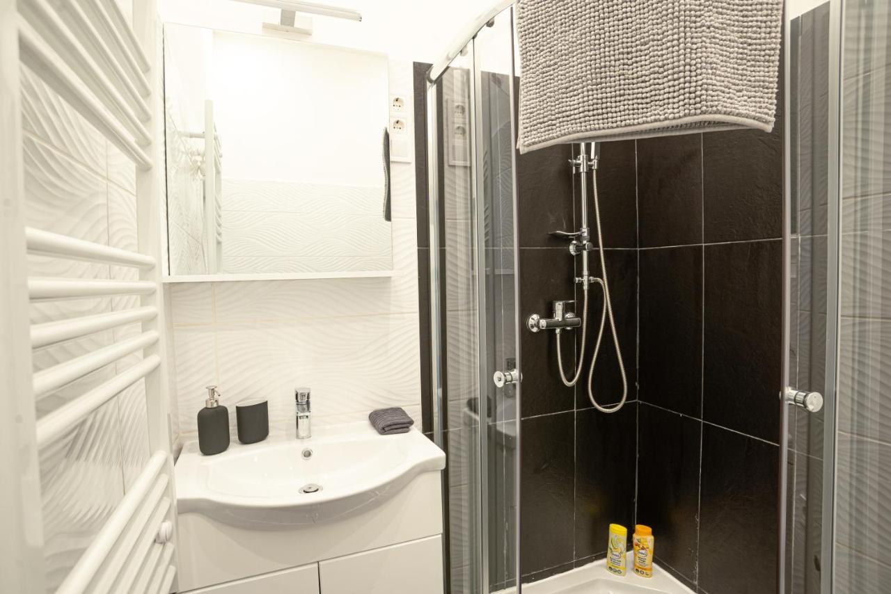 Bella Mia - Entire Apartment Near Liszt Ferenc Ter Budapest Exteriör bild